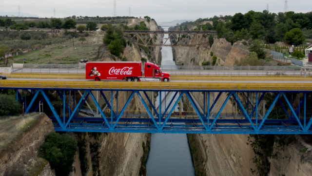 Το εμβληματικό φορτηγό της Coca-Cola φθάνει επιτέλους και στην Αθήνα