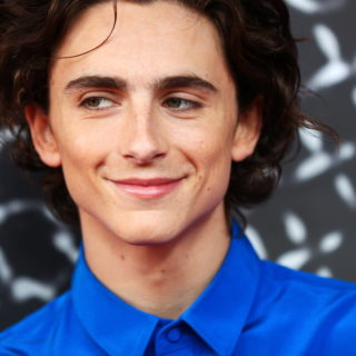 Ο Timothée Chalamet σχεδιάζει φούτερ για να βοηθήσει τα παιδιά και τις γυναίκες του Αφγανιστάν