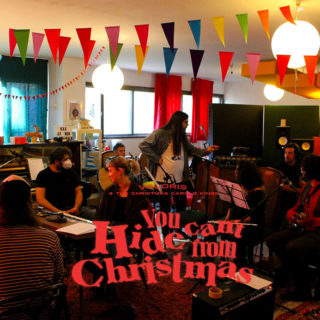 Φέτος θα τραγουδήσετε το πιο αντισυμβατικό Χριστουγεννιάτικο χιτ με την all-star ροκ εντ ρολ ορχήστρα της ελληνικής alternative σκηνής