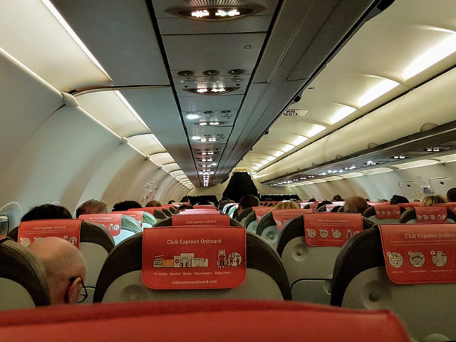 Επιβάτης σε πανικό θέλησε να ανοίξει την πόρτα αεροπλάνου