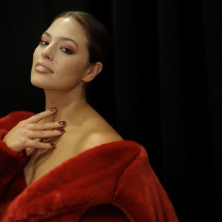 Η Ashley Graham ποζάρει γυμνή λίγο πριν γεννήσει