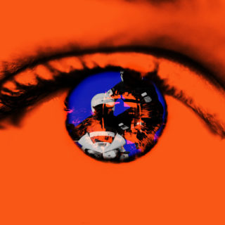 «Έσπασε με το κεφάλι τη τζαμαρία της πολυκατοικίας μου και μας έσυραν στη ΓΑΔΑ»