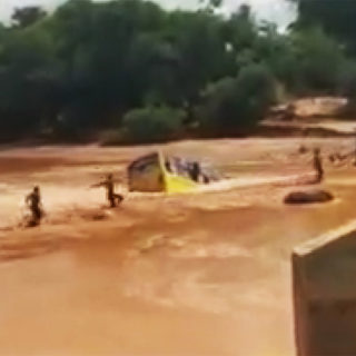 Τραγωδία στην Κένυα: Η στιγμή που λεωφορείο παρασύρεται από ορμητικό ποτάμι