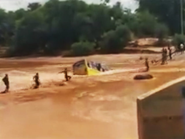 Τραγωδία στην Κένυα: Η στιγμή που λεωφορείο παρασύρεται από ορμητικό ποτάμι