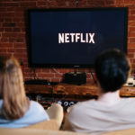 Το Netflix ζητά άμεση επαλήθευση λογαριασμού σε χρήστες που μπαίνουν με «δανεικό» κωδικό