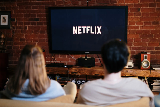 Το Netflix ζητά άμεση επαλήθευση λογαριασμού σε χρήστες που μπαίνουν με «δανεικό» κωδικό