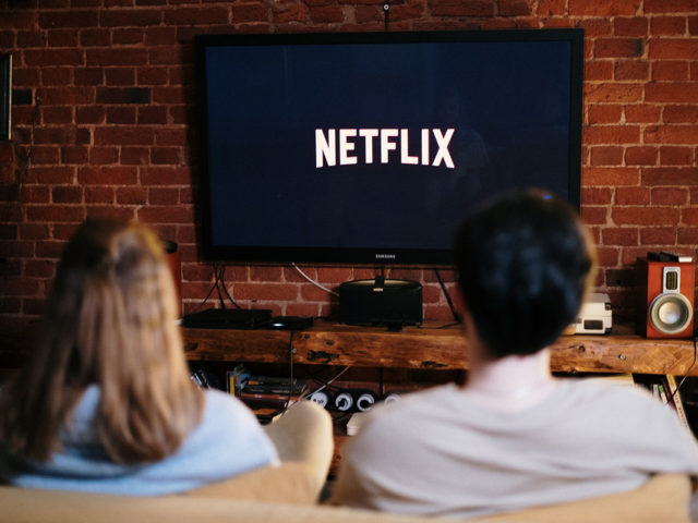 Το Netflix ζητά άμεση επαλήθευση λογαριασμού σε χρήστες που μπαίνουν με «δανεικό» κωδικό