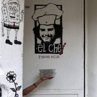 Στην El Chef καθημερινά μαγειρεύουν συλλογικότητα και σερβίρουν αλληλεγγύη