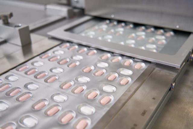 Άδεια κυκλοφορίας υπό όρους για τo χάπι της Pfizer κατά του κορωνοϊού συνιστά ο ΕΜΑ