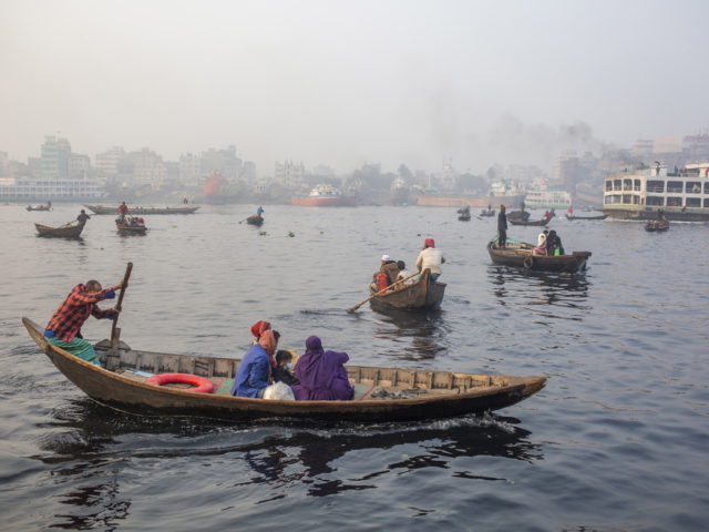 Μια μέρα με ομίχλη στον ποταμό Μπουριγκάνγκα, στο Μπαγκλαντές