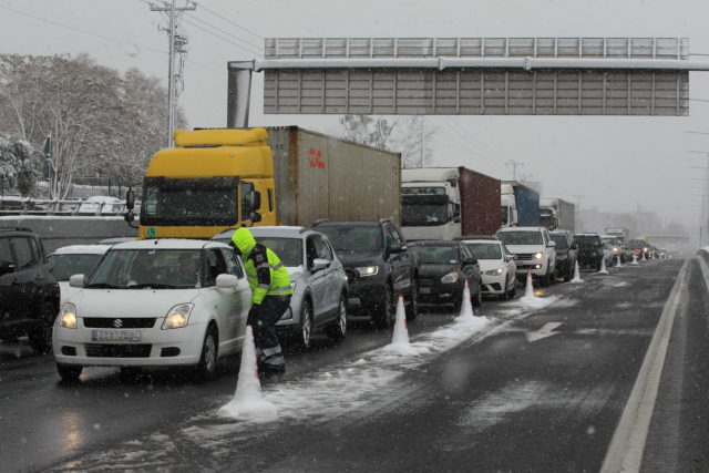 Κακοκαιρία «Ελπίδα»: Δέσμιοι του χιονιά και του επιτελικού κράτους χιλιάδες εγκλωβισμένοι οδηγοί