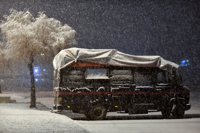 Αγανακτισμένοι οι εγκλωβισμένοι οδηγοί φορτηγών: «Αλλού χιονίζει κι αλλού κλείνουν τους δρόμους»