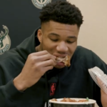 Γιάννης Αντετοκούνμπο: Εμφανίστηκε με έναν κουβά τηγανητό κοτόπουλο στη συνέντευξη τύπου μετά την ήττα των Bucks [ΒΙΝΤΕΟ]