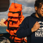 Αφιέρωμα του Guardian στον Ι. Αποστολόπουλο: «Εάν μιλάς για επαναπροωθήσεις σε θεωρούν εχθρό της Ελλάδας»