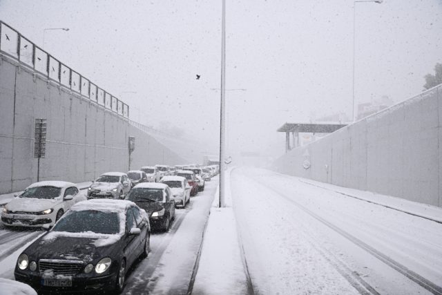 Πρόστιμο 2 εκατ. ευρώ στην Αττική Οδό για το φιάσκο με τον εγκλωβισμό οδηγών στα χιόνια