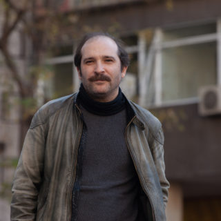 Ο Θοδωρής Σκυφτούλης είναι ένας αναρχικός που παίζει τον αστυνόμο