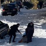 Εικόνες ντροπής στου Ζωγράφου: Σέρνουν φέρετρο στο χιόνι [ΒΙΝΤΕΟ]