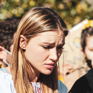 Συγκινητικές φωτογραφίες από την διαδήλωση Ουκρανών πολιτών έναντια στον πόλεμο έξω από το Ελληνικό Κοινοβούλιο