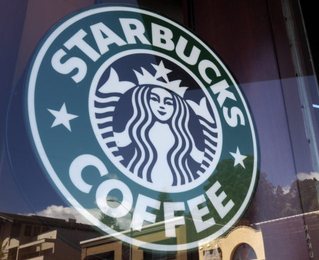 ΗΠΑ: Η Starbucks απέλυσε εργαζόμενους επειδή ήθελαν να συνδικαλιστούν