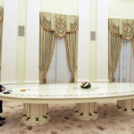 Πούτιν: Και o Σολτς στο κολοσσιαίο τραπέζι του Ρώσου προέδρου