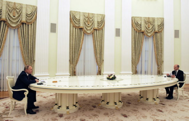Πούτιν: Και o Σολτς στο κολοσσιαίο τραπέζι του Ρώσου προέδρου