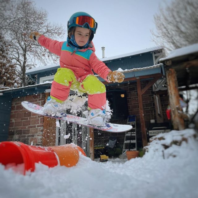 4χρονη μιλάει στον εαυτό της όσο κάνει snowboard και γίνεται viral για τον πιο γλυκό λόγο [ΒΙΝΤΕΟ]