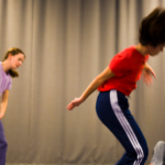 Η Ίρις Καραγιάν επιστρέφει στο Θησείον με τη νέα της παράσταση Make any sound Make any sound move Make any sound move us