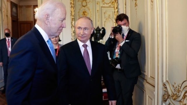 Μπάιντεν και Πούτιν αποδέχονται να οργανωθεί η σύνοδος κορυφής που πρότεινε ο Μακρόν