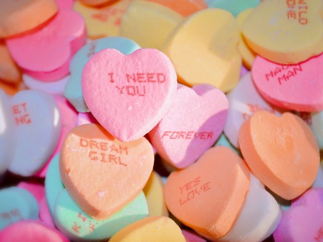 Τί είναι το Love Bombing και πώς να μην πέσετε στην παγίδα του