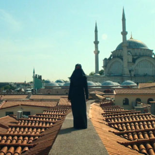 H ατμοσφαιρική επιστροφή της Μαρίνας Σάττι, με έναν παραδοσιακό θρακιώτικο θρήνο