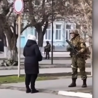 Ουκρανία: Γιαγιά στέκεται με θάρρος απέναντι σε Ρώσο στρατιώτη