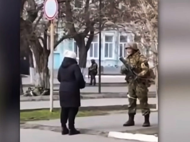 Ουκρανία: Γιαγιά στέκεται με θάρρος απέναντι σε Ρώσο στρατιώτη