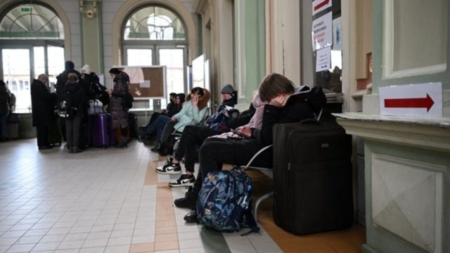 «Η ζωή μου άλλαξε μέσα σε μισή ημέρα»: Ουκρανοί πρόσφυγες έχουν βρει καταφύγιο σε έναν σιδηροδρομικό σταθμό της Πολωνίας