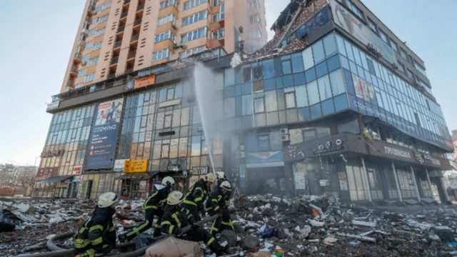 Βομβαρδισμοί στο κέντρο του Κιέβου και μάχες στα περίχωρα – Τουλάχιστον 198 νεκροί κατά τη ρωσική εισβολή