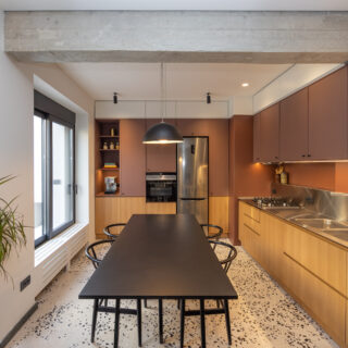 Στο Παγκράτι, ένα διαμέρισμα των 70s εκσυγχρονίστηκε σε αρμονία με τη δυναμική της περιοχής