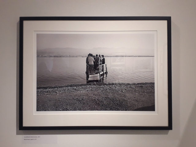 «Ανώνυμες Διαδρομές» μιας δεκαετίας. Μια ξεχωριστή φωτογραφική έκθεση στο Μουσείο Μπενάκη