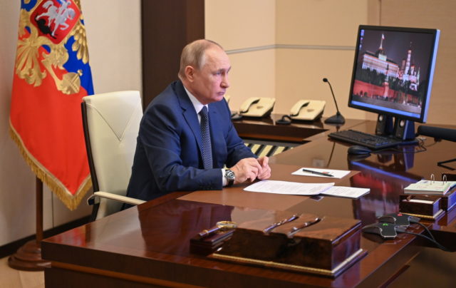 Η ρωσική κρατική τηλεόραση διέκοψε ξαφνικά την ομιλία του Πούτιν σε κατάμεστο στάδιο