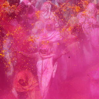 Ινδία: Οι χήρες χορεύουν στο Φεστιβάλ των Χρωμάτων