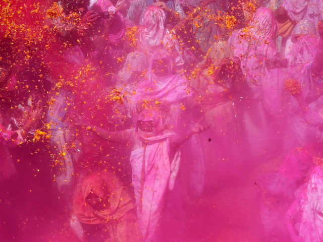 Ινδία: Οι χήρες χορεύουν στο Φεστιβάλ των Χρωμάτων