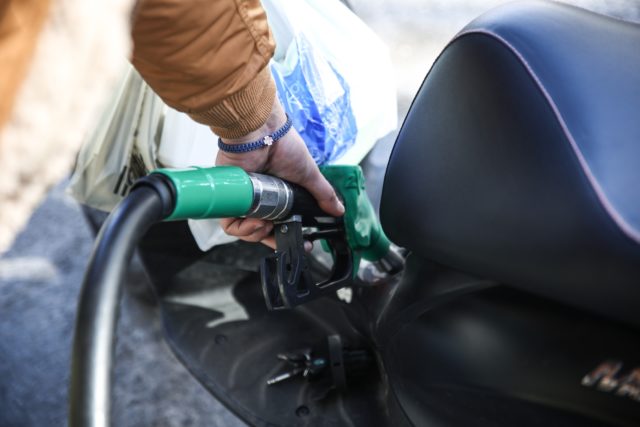 Ραγδαίες οι αυξήσεις στα καύσιμα: 2,5 ευρώ το λίτρο η τιμή της βενζίνης μέχρι το τέλος της εβδομάδας