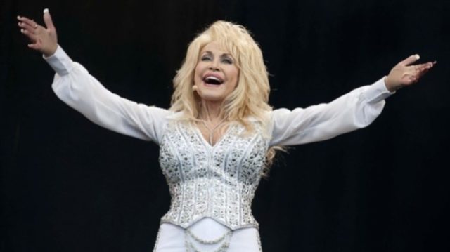 To Rock & Roll Hall of Fame απάντησε στην Dolly Parton