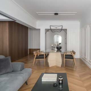 Παιχνίδι με τα υλικά και τη λεπτομέρεια, σ’ ένα διαμέρισμα 136τ.μ. στις Σέρρες