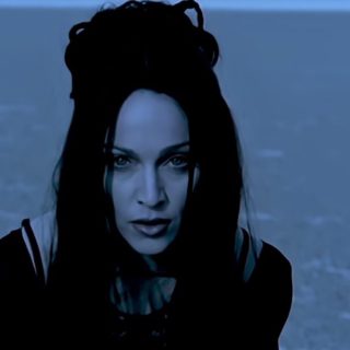 Madonna και Fireboy DML φέρνουν το Frozen στο 2022 με ένα iconic ρεμίξ