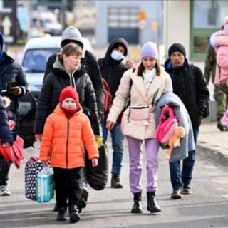 Το μακρύ ταξίδι των Ουκρανών έως τα σύνορα, ενώ οι μάχες κλιμακώνονται