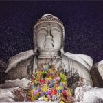 Atamadaibutsu to hana: Ευχή για ειρήνη τα λουλούδια στην αγκαλιά του αγάλματος του Βούδα