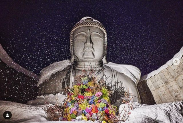 Atamadaibutsu to hana: Ευχή για ειρήνη τα λουλούδια στην αγκαλιά του αγάλματος του Βούδα