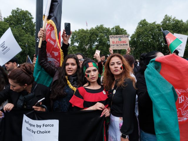 Ταλιμπάν: Απαγόρευσαν στις γυναίκες να ταξιδεύουν με αεροπλάνο χωρίς συνοδεία άνδρα