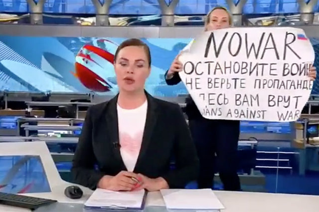 Η Μαρίνα Οβσιάνικοβα, που διαδήλωσε στη ρωσική τηλεόραση, λέει: «Μην γίνεστε τέτοια ζόμπι· μην ακούτε αυτή την προπαγάνδα»