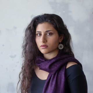 Η Μαρίνα Σπανού γράφει για μια γάτα, για δύο ζευγάρια μάτια και μια μουσική που ξεθώριασε στο σαλόνι