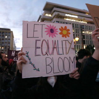 «Μας φύτεψαν φόβο, μα φύτρωσαν φτερά»: Την 8η Μάρτη η πατριαρχία ξορκίστηκε με τραγούδια